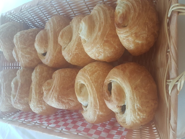 2- Croissant au chocolat (=chocolatine, =pain au chocolat) 