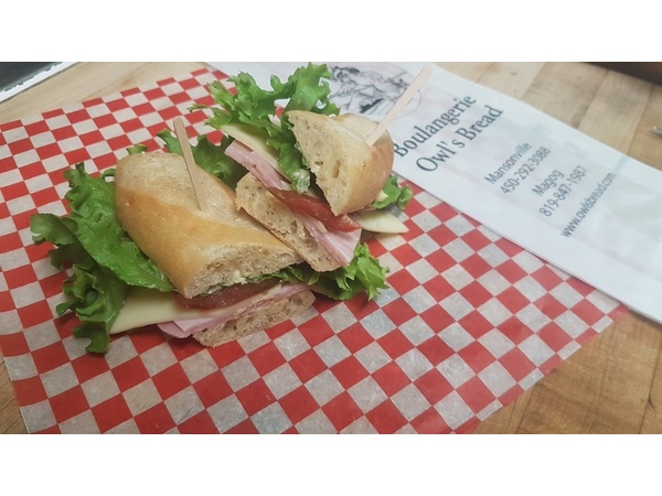 Sandwich jambon, fromage Jarlsberg, laitue, tomate